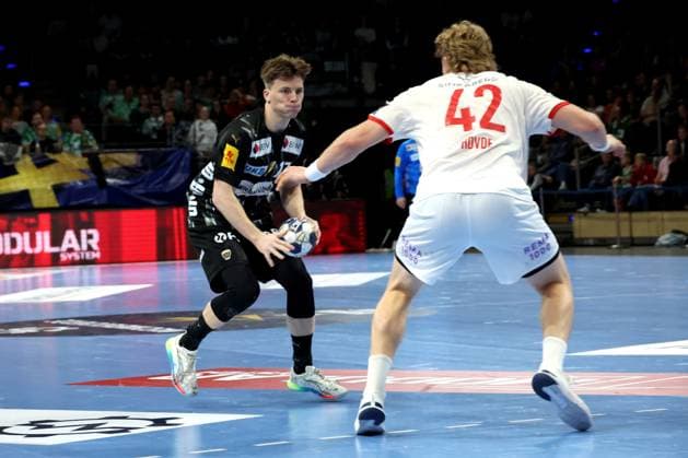 DEU, Machineseeker EHF Champions League, Fuechse Berlin vs Kolstad Handball, 16 10 2025, Max Schmeling Halle, Berlin, DEU, Machineseeker EHF Champions League, Fuechse Berlin vs Kolstad Handball, in the picture Nils Lichtlein Fuechse Berlin 17 , Martin Hernes Hovde Kolstad Handball 42 nordphotoxGmbHx xEngler nph00076