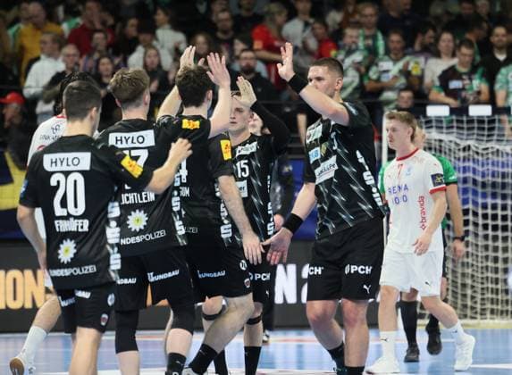 GER EHF CL Men Season 2025 2026 FÜCHSE Berlin vs NOR Kolstad Handball, 16 10 25, MAX SCHMELING HALLE, Berlin High-five at half-time, Team FÜCHSE Berlin
