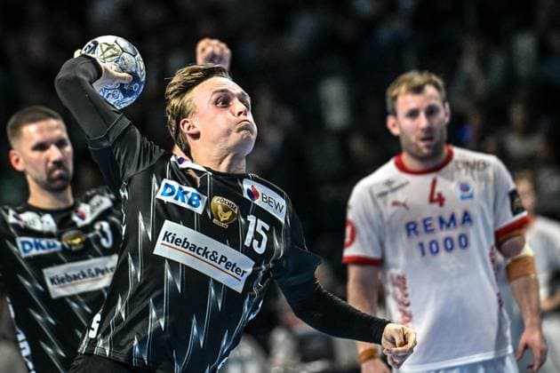16 09 2025, xlakx, Handball, EHF Champions League, Fuechse Berlin Kolstad Handball v l Tobias Grondahl Fuechse Berlin wirft Tor, Torschuetze, erzielt Tor, Treffer, scores the goal Berlin Daniel Lakomski