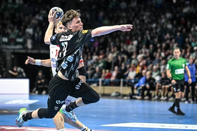 16 09 2025, xlakx, Handball, EHF Champions League, Fuechse Berlin Kolstad Handball v l Nils Lichtlein Fuechse Berlin goes for the jump shot Berlin Daniel Lakomski