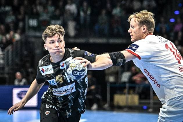 16 09 2025, xlakx, Handball, EHF Champions League, Fuechse Berlin Kolstad Handball v l Nils Lichtlein Fuechse Berlin , Magnus Gullerud Kolstad Handball duel, duel, fight, tackle Berlin Daniel Lakomski