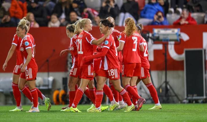 DEU, Munich, FC Bayern München vs Juventus Turin, Women s Champions League, UEFA, Season 2526, FC Bayern Campus, 2 Matchday in picture Pernille Harder Bayern München 21 scores the goal for 1 0, cheering with the team DFB DFL REGULATIONS PROHIBIT ANY USE OF PHOTOGRAPHS AS IMAGE SEQUENCES AND OR QUASI VIDEO, 16 10 2025, Copyright: HMBxMedia HendrikxHamelau