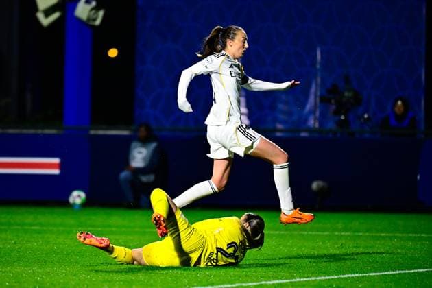 FOOTBALL : PSG vs Real Madrid - Ligue des Champions Feminine - 15 10 2025 Caroline Weir ( 10 - Real Madrid ) and Mary Earps ( 27 - PSG ) during the UEFA Women s Champions League match between Paris Saint Germain and Real Madrid CF at Campus de Poissy on october 15, 2025 in Possy, France. ( Photo by Federico Pestellini PsnewZ ) - PossyFrance  Copyright: xFedericoxPestellinix