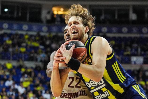 Fenerbahce Beko v Bayern Munich - Turkish Airlines EuroLeague ISTANBUL, TURKIYE - OCTOBER 16: Mikael Jantunen of Fenerbahce Beko in action against Isiaha Mike of Bayern Munich during Turkish Airlines EuroLeague basketball match between Fenerbahce Beko and Bayern Munich at Ulker Sports Hall in Istanbul, Turkiye on October 16, 2025. Cemal Yurttas Anadolu Istanbul Turkey. Editorial use only. Please get in touch for any other usage.  Copyright: x2025xAnadoluxCemalxYurttaÅüx