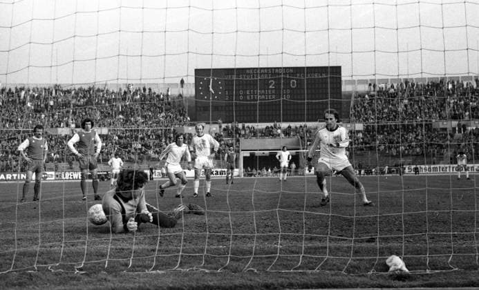22.03.75 VfB Stuttgart - 1. FC Köln Deutschland, Stuttgart, 22.03.1975, Fussball, Bundesliga, Saison 1974 1975, VfB Stuttgart - 1. FC Köln (2:0): v.l. Harald Toni Schumacher (1. FC Köln), Buffy Ettmayer (VfB Stuttgart). *** 22 03 75 VfB Stuttgart 1 FC Köln Germany, Stuttgart, 22 03 1975, Soccer, Bundesliga, Season 1974 1975, VfB Stuttgart 1 FC Köln 2 0 v l Harald Toni Schumacher 1 FC Köln , Buffy Ettmayer VfB Stuttgart