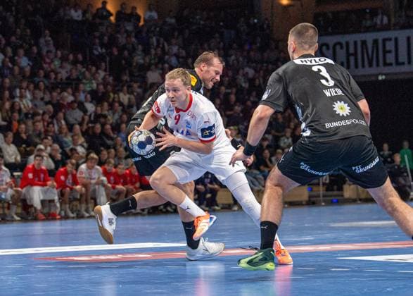 Handball, Men, Season 2025 2026, Champions League Group A, Matchday 5 , Füchse Berlin Kolstad Handball, f l Max Darj Füchse Berlin , Benedikt Gunnar Oskarsson Kolstad , Fabian Wiede Füchse Berlin , 16 10 2025, Copyright: xSebastianxRäppold MatthiasxKochx
