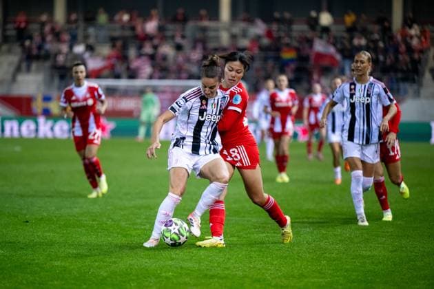 Momoko Tanikawa FC Bayern Muenchen, 18 in duel with Martina Lenzini Juventus Turin, 71 , GER, FC Bayern Muenchen vs Juventus Turin, Football Uefa Womens Champions League, League Phase, Matchday 2, Season 2025 2026, 16 10 2025 GER, FC Bayern Muenchen vs Juventus Turin, Football Uefa Womens Champions League, League Phase, Matchday 2, Season 2025 2026, 16 10 2025 Muenchen Copyright: xEibner-Pressefoto Memmlerx EP_MMR