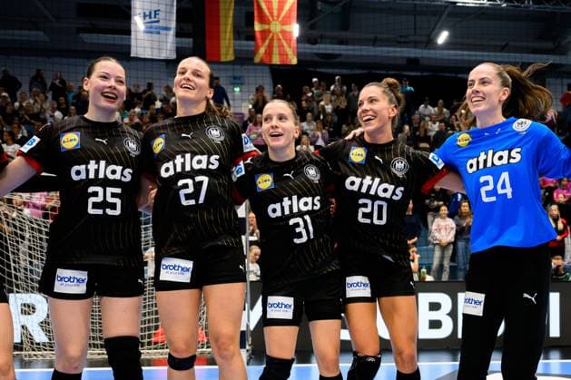 Gummersbach Handball Women European Championship Qualification, Germany North Macedonia from left Luisa Scherer Germany , Julia Maidhof Germany , Alexia Hauf Germany , Emily Vogel Germany , Goalkeeper Sarah Wachter Germany Final cheer Final cheer Emotion Joy Gummersbach Schwalbe Arena Germany