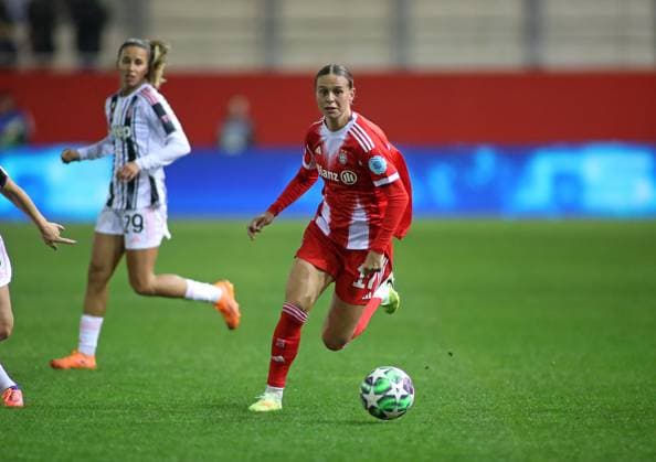 Football, Women, Womens Champions League, Matchday 2, Season 2025 2026, FC Bayern Munich Juventus Turin, Campus Klara Bühl Buehl FC Bayern Munich with ball
