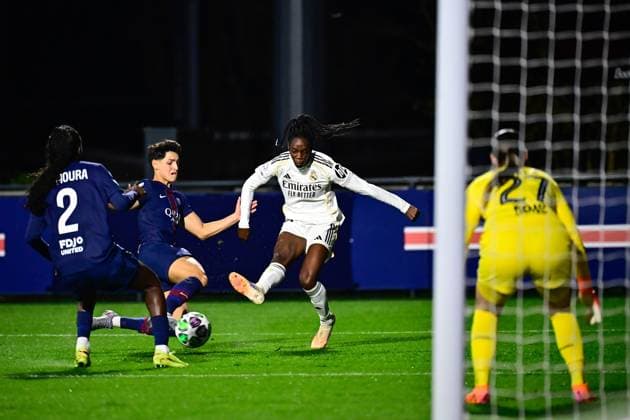 FOOTBALL : PSG vs Real Madrid - Ligue des Champions Feminine - 15 10 2025 Naomie Feller ( 20 - Real Madrid ) and Elisa De Almeida ( 5 - PSG ) during the UEFA Women s Champions League match between Paris Saint Germain and Real Madrid CF at Campus de Poissy on october 15, 2025 in Possy, France. ( Photo by Federico Pestellini PsnewZ ) - PossyFrance  Copyright: xFedericoxPestellinix