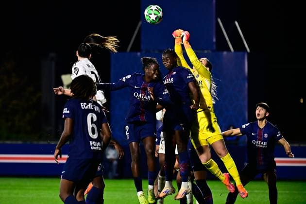 FOOTBALL : PSG vs Real Madrid - Ligue des Champions Feminine - 15 10 2025 Mary Earps ( 27 - PSG ) during the UEFA Women s Champions League match between Paris Saint Germain and Real Madrid CF at Campus de Poissy on october 15, 2025 in Possy, France. ( Photo by Federico Pestellini PsnewZ ) - PossyFrance  Copyright: xFedericoxPestellinix