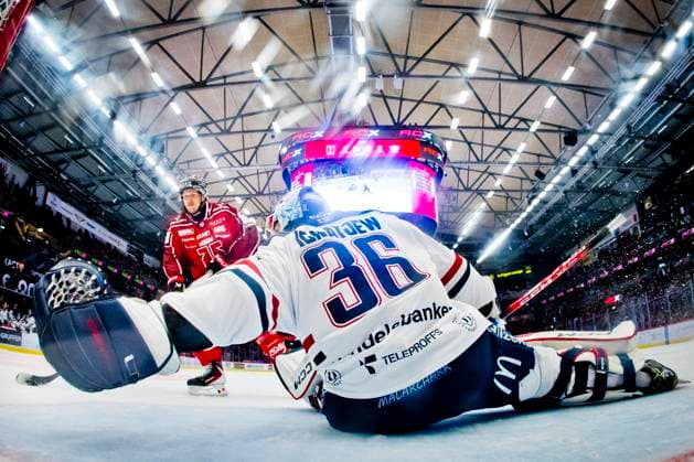 251016 Örebros Patrik Karlkvist puts the decisive penalty 4 3 on Linköpings goalkeeper Waltteri Ignatjew during the ice hockey match in SHL between Örebro and Linköping on October 16, 2025 in Örebro  Copyright: JOHANxBERNSTRÖM BB251016JB057