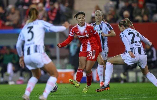 DEU, Munich, FC Bayern München vs Juventus Turin, Women s Champions League, UEFA, Season 2526, FC Bayern Campus, 2 Matchday in picture f l n r Momoko Tanikawa Bayern München 18 , Cecilia Salvai Juventus Turin 23 DFB DFL REGULATIONS PROHIBIT ANY USE OF PHOTOGRAPHS AS IMAGE SEQUENCES AND OR QUASI VIDEO, 16 10 2025, Copyright: HMBxMedia HendrikxHamelau