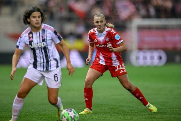 DEU, Munich, FC Bayern München vs Juventus Turin, Women s Champions League, UEFA, Season 2526, FC Bayern Campus, 2 Matchday in picture f l n r Eva Schatzer Juventus Turin 6 , Georgia Stanway Bayern München 31 DFB DFL REGULATIONS PROHIBIT ANY USE OF PHOTOGRAPHS AS IMAGE SEQUENCES AND OR QUASI VIDEO, 16 10 2025, Copyright: HMBxMedia HendrikxHamelau