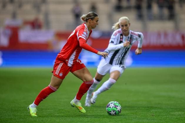 DEU, Munich, FC Bayern München vs Juventus Turin, Women s Champions League, UEFA, Season 2526, FC Bayern Campus, 2 Matchday in picture f l n r Klara Bühl Bayern München 17 , Amalie Vangsgaard Juventus Turin 14 DFB DFL REGULATIONS PROHIBIT ANY USE OF PHOTOGRAPHS AS IMAGE SEQUENCES AND OR QUASI VIDEO, 16 10 2025, Copyright: HMBxMedia HendrikxHamelau