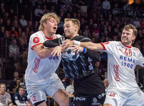 Handball, Men, Season 2025 2026, Champions League Group A, Matchday 5 , Füchse Berlin Kolstad Handball, f l Martin Hernes Hovde Kolstad , Mathias Gidsel Füchse Berlin , Sigvaldi Björn Gudjonsson Kolstad , 16 10 2025, Copyright: xSebastianxRäppold MatthiasxKochx