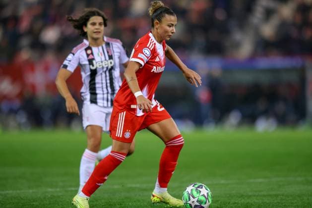 DEU, München, FC Bayern München vs Juventus Turin, Women s Champions League, UEFA, Saison 2526, FC Bayern Campus, 2 Spieltag im Bild Arianna Caruso Bayern München 27 DFB DFL REGULATIONS PROHIBIT ANY USE OF PHOTOGRAPHS AS IMAGE SEQUENCES AND OR QUASI VIDEO, 16 10 2025, Copyright: HMBxMedia HendrikxHamelau