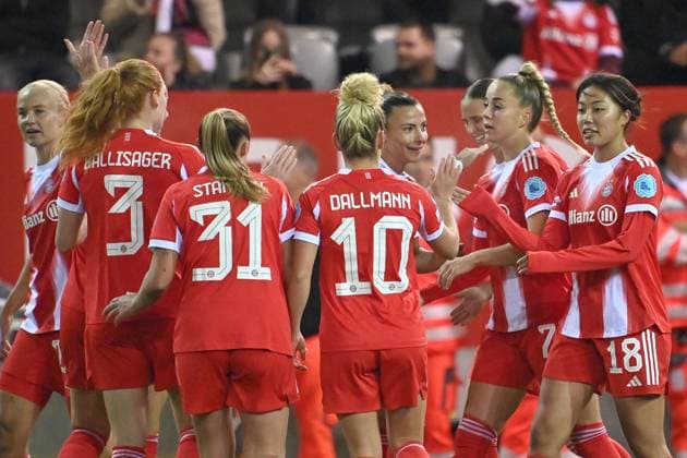 collective goal celebration around Pernile HARDER FCB after goal to 1 0, cheering,joy,enthusiasm,action, Giulia GWINN FCB ,Linda DALLMANN FCB , Klara BUEHL FCB , Momoko TANIKAWA FCB ,Arianna CARUSO FCB FC Bayern Muenchen Juventus Turin Womens Champions League on 16 10 2025 FC BAYERN CAMPUS