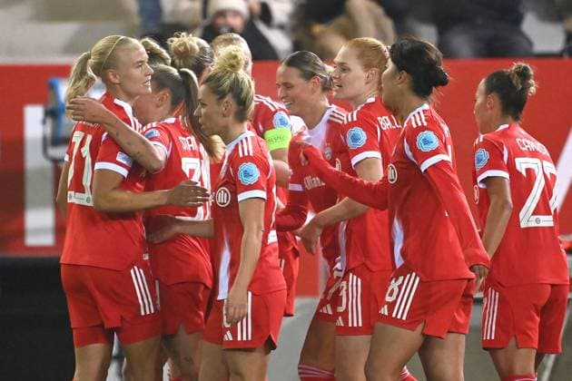 collective goal celebration around Pernile HARDER left,FCB after goal to 1 0, jubilation,joy,enthusiasm,action, FC Bayern Muenchen Juventus Turin womens soccer Champions League on 16 10 2025 FC BAYERN CAMPUS