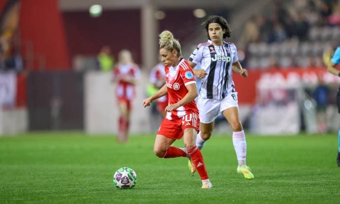 DEU, Munich, FC Bayern München vs Juventus Turin, Women s Champions League, UEFA, Season 2526, FC Bayern Campus, 2 Matchday in picture f l n r Linda Dallmann Bayern München 10 , Eva Schatzer Juventus Turin 6 DFB DFL REGULATIONS PROHIBIT ANY USE OF PHOTOGRAPHS AS IMAGE SEQUENCES AND OR QUASI VIDEO, 16 10 2025, Copyright: HMBxMedia HendrikxHamelau