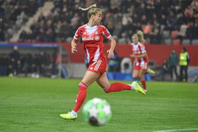 Giulia GWINN FCB , action,single action,single image,cropped image,full body shot,whole figure FC Bayern Muenchen Juventus Turin Womens Champions League on 16 10 2025 FC BAYERN CAMPUS