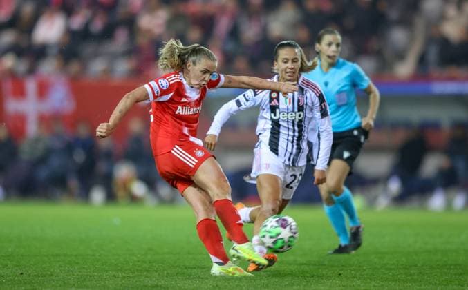 DEU, Munich, FC Bayern Munich vs Juventus Turin, Women s Champions League, UEFA, Season 2526, FC Bayern Campus, 2 Matchday in picture f l n r Georgia Stanway Bayern Munich 31 , Tatiana Pinto Juventus Turin 29 DFB DFL REGULATIONS PROHIBIT ANY USE OF PHOTOGRAPHS AS IMAGE SEQUENCES AND OR QUASI VIDEO, 16 10 2025, Copyright: HMBxMedia HendrikxHamelau
