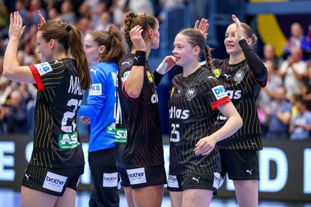 16 10 2025, Handball, EHF Womens International Match, European Championship Qualification 2026, Germany North Macedonia, Schwalbe Arena in Gummersbach Final celebration after the victory Xenia SMITS GER 11 next to Luisa SCHERER GER 25 North Rhine-Westphalia Germany