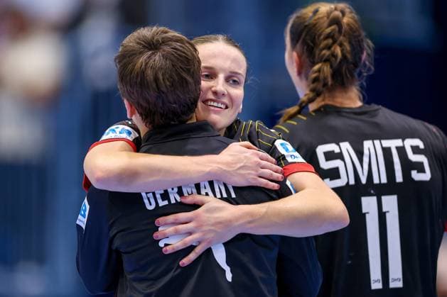 16 10 2025, Handball, EHF Womens International Match, European Championship Qualification 2026, Germany North Macedonia, Schwalbe Arena in Gummersbach Alina GRIJSEELS GER 04 hugs Julia MAIDHOF GER 27 North Rhine-Westphalia Germany