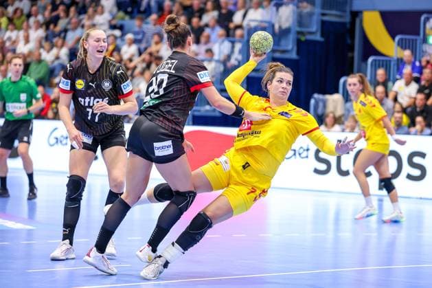 16 10 2025, Handball, EHF Womens International Match, European Championship Qualification 2026, Germany North Macedonia, Schwalbe Arena in Gummersbach Emily VOGEL GER 20 in a duel against Ivana GAKIDOVA MKD 07 North Rhine-Westphalia Germany