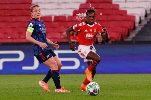Kim Little and Diana Silva seen during UEFA Women™s Champions League league phase game between SL Benfica and Arsenal WFC (Luis Loureiro Ball Raw Images) Lisbon Estadio Da Luz Portugal Copyright: xLuisxLoureirox luisloureiro_slbenficawomen_arsenal_2526-48