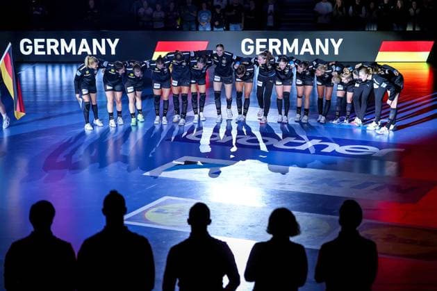 16 10 2025, Handball, EHF Womens International Match, European Championship Qualification 2026, Germany North Macedonia, Schwalbe Arena in Gummersbach The team stands together on the pitch arm in arm during the national anthem North Rhine-Westphalia Germany