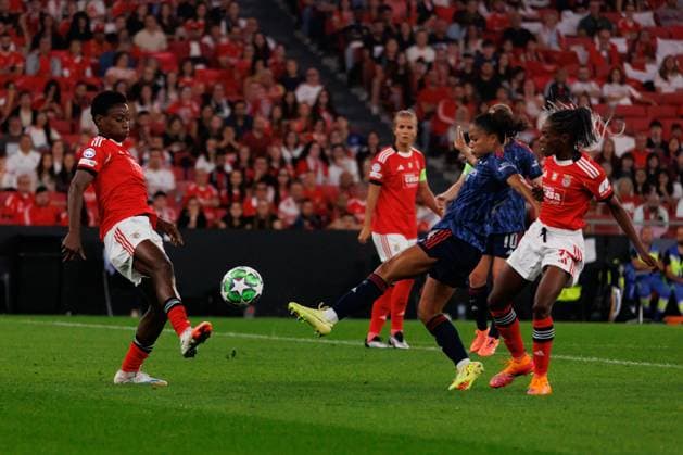 Christy Ucheibe, Taylor Hinds and Diana Silva seen during UEFA Women™s Champions League league phase game between SL Benfica and Arsenal WFC (Luis Loureiro Ball Raw Images) Lisbon Estadio Da Luz Portugal Copyright: xLuisxLoureirox luisloureiro_slbenficawomen_arsenal_2526-62