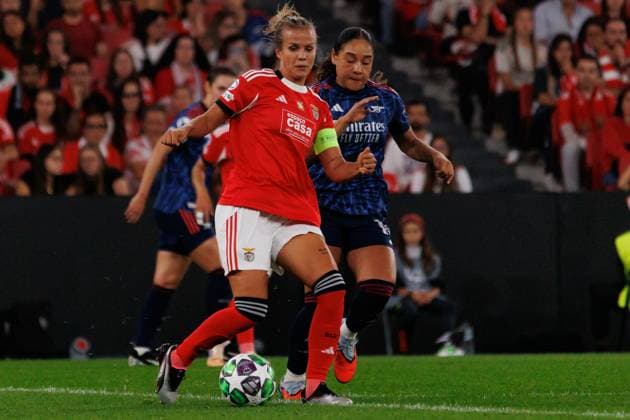 Anna Gasper and Olivia Smith seen during UEFA Women™s Champions League league phase game between SL Benfica and Arsenal WFC (Luis Loureiro Ball Raw Images) Lisbon Estadio Da Luz Portugal Copyright: xLuisxLoureirox luisloureiro_slbenficawomen_arsenal_2526-63