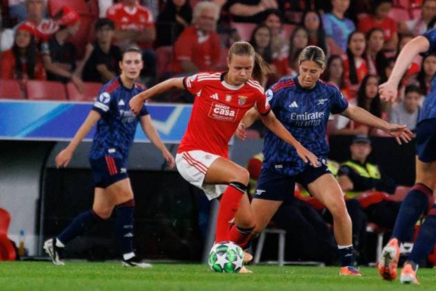 Caroline Moller and Kyra Cooney-Cross seen during UEFA Women™s Champions League league phase game between SL Benfica and Arsenal WFC (Luis Loureiro Ball Raw Images) Lisbon Estadio Da Luz Portugal Copyright: xLuisxLoureirox luisloureiro_slbenficawomen_arsenal_2526-68