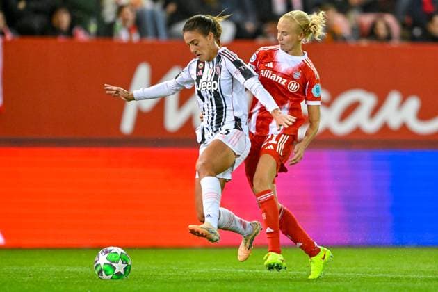 v li Estela CARBONELL Juventus, 3 Pernille HARDER FC Bayern Munich, FCB, 21 in duel, duel, tackle, dynamics, action, action, 16 10 2025, Munich Germany , Football, UEFA Womens Champions League, League Phase 2 Matchday, FC Bayern Munich Juventus Turin, THE EVENT REGULATIONS PROHIBIT ANY USE OF PHOTOGRAPHS AS IMAGE SEQUENCES AND OR QUASI VIDEOS xslx