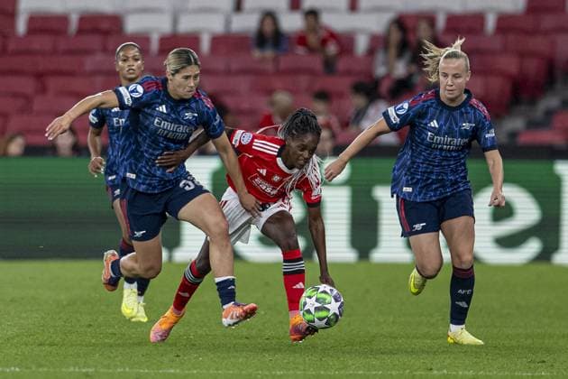 Diana Silva 17 SL Benfica and Kyra Cooney Cross 32 Arsenal fighting for the ball during the UEFA Womens Champions League match between SL Benfica vs Arsenal at Estadio do SL Benfica on October 16th,2025 Copyright: xJoaoxBravox Sportspressphoto_SPR43435