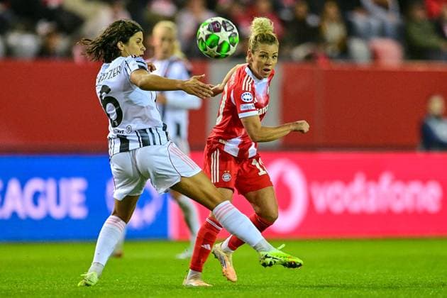 v li Eva SCHATZER Juventus, 6 Linda DALLMANN FC Bayern Munich, FCB, 10 in duel, duel, tackle, dynamics, action, action, 16 10 2025, Munich Germany , Football, UEFA Womens Champions League, League Phase 2 Matchday, FC Bayern Munich Juventus Turin, THE EVENT REGULATIONS PROHIBIT ANY USE OF PHOTOGRAPHS AS IMAGE SEQUENCES AND OR QUASI VIDEOS xslx