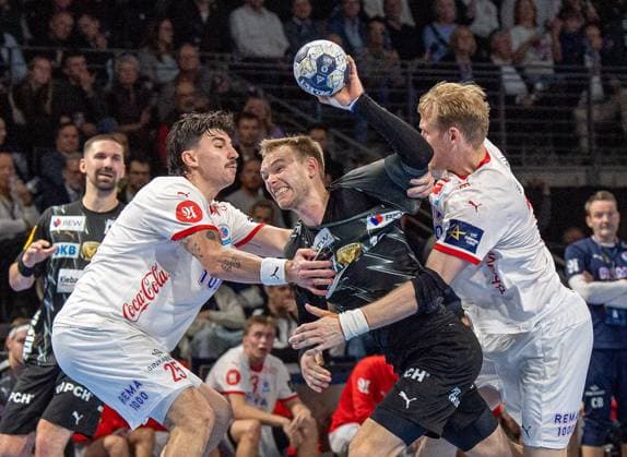Handball, Men, Season 2025 2026, Champions League Group A, Matchday 5 , Füchse Berlin Kolstad Handball, f l Simen Ulstad Lyse Kolstad , Mathias Gidsel Füchse Berlin , Magnus Gullerud Kolstad , 16 10 2025, Copyright: xSebastianxRäppold MatthiasxKochx