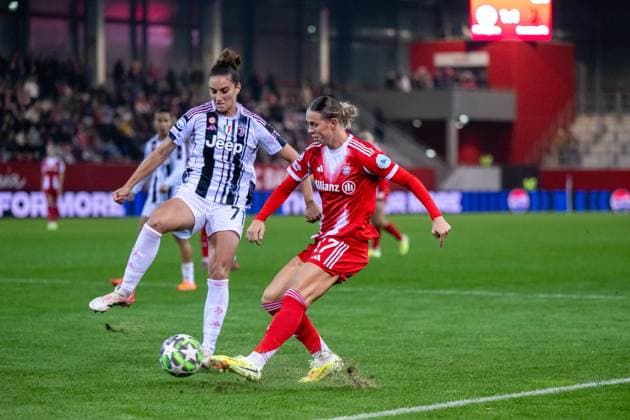 Klara Buehl FC Bayern Muenchen, 17 on the ball in a duel with Martina Lenzini Juventus Turin, 71 , GER, FC Bayern Muenchen vs Juventus Turin, Football Uefa Womens Champions League, League Phase, Matchday 2, Season 2025 2026, 16 10 2025 GER, FC Bayern Muenchen vs Juventus Turin, Football Uefa Womens Champions League, League Phase, Matchday 2, Season 2025 2026, 16 10 2025 Muenchen Copyright: xEibner-Pressefoto Memmlerx EP_MMR