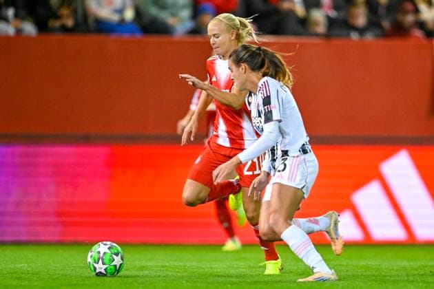 v li Pernille HARDER FC Bayern Munich, FCB, 21 Estela CARBONELL Juventus, 3 in duel, duel, tackle, dynamics, action, action, 16 10 2025, Munich Germany , Football, UEFA Womens Champions League, League Phase 2 Matchday, FC Bayern Munich Juventus Turin, THE EVENT REGULATIONS PROHIBIT ANY USE OF PHOTOGRAPHS AS IMAGE SEQUENCES AND OR QUASI VIDEOS xslx