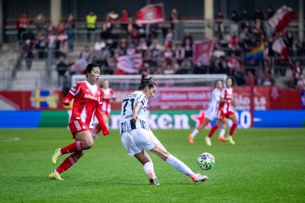 Martina Lenzini Juventus Turin, 71 on the ball, behind her Momoko Tanikawa FC Bayern Muenchen, 18 , GER, FC Bayern Muenchen vs Juventus Turin, Football Uefa Womens Champions League, League Phase, Matchday 2, Season 2025 2026, 16 10 2025 GER, FC Bayern Muenchen vs Juventus Turin, Football Uefa Womens Champions League, League Phase, Matchday 2, Season 2025 2026, 16 10 2025 Muenchen Copyright: xEibner-Pressefoto Memmlerx EP_MMR