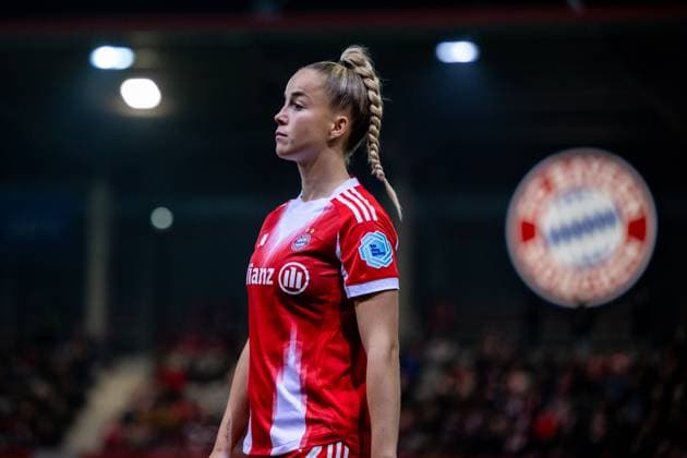 Giulia Gwinn FC Bayern Muenchen, 07 , behind FCB crest logo, GER, FC Bayern Muenchen vs Juventus Turin, Football Uefa Womens Champions League, league phase, match day 2, season 2025 2026, 16 10 2025 GER, FC Bayern Muenchen vs Juventus Turin, Football Uefa Womens Champions League, league phase, match day 2, season 2025 2026, 16 10 2025 Muenchen Copyright: xEibner-Pressefoto Memmlerx EP_MMR