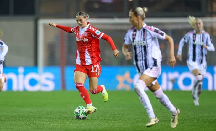 DEU, München, FC Bayern München vs Juventus Turin, Women s Champions League, UEFA, Saison 2526, FC Bayern Campus, 2 Spieltag im Bild v l n r Klara Bühl Bayern München 17 , Emma Kullberg Juventus Turin 4 DFB DFL REGULATIONS PROHIBIT ANY USE OF PHOTOGRAPHS AS IMAGE SEQUENCES AND OR QUASI VIDEO, 16 10 2025, Copyright: HMBxMedia HendrikxHamelau
