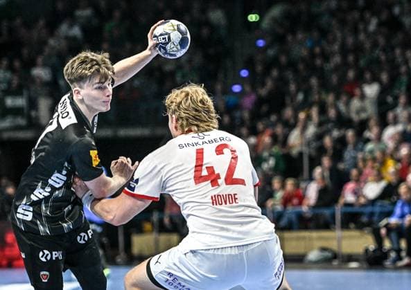 16 09 2025, xlakx, Handball, EHF Champions League, Fuechse Berlin Kolstad Handball v l Nils Lichtlein Fuechse Berlin , Martin Hernes Hovde Kolstad Handball duel, duel, fight, tackle Berlin Daniel Lakomski