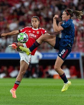 Beatriz Cameirao ( SL Benfica Womens team ) in a duel with Mariona Caldentey ( Arsenal Womens Team ) in action during the match between SL Benfica and Arsenal FC, valid for UEFA Women s Champions League 2025 2026 at Estadio da Luz on 16 October 2025. Lisbon Estadio da Luz - Lisboa Benfica Lisbon Portugal Copyright: xIMAGOx xPRIMExSPORTSxIMAGESx xFILIPExOLIVEIRAx