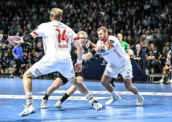 16 09 2025, xlakx, Handball, EHF Champions League, Fuechse Berlin Kolstad Handball v l Magnus Gullerud Kolstad Handball , Matthes Langhoff Fuechse Berlin , Vetle Eck Aga Kolstad Handball duel, duel, fight, tackle Berlin Daniel Lakomski