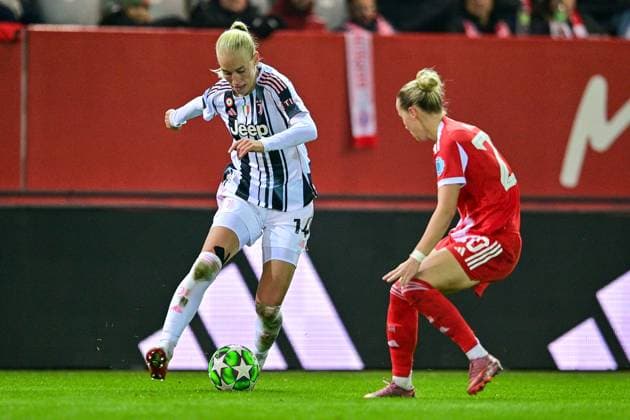 v li Amalie VANSGAARD Juventus, 14 Franziska KETT FC Bayern Munich, FCB, 20 in duel, duel, tackle, dynamics, action, action, 16 10 2025, Munich Germany , Football, UEFA Womens Champions League, League Phase 2 Matchday, FC Bayern Munich Juventus Turin, THE EVENT REGULATIONS PROHIBIT ANY USE OF PHOTOGRAPHS AS IMAGE SEQUENCES AND OR QUASI VIDEOS xslx