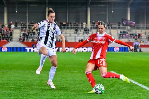 v li Martina LENZINI Juventus, 71 Klara BÜHL Buehl, FC Bayern Munich, FCB, 17 in duel, duel, tackle, dynamics, action, action, 16 10 2025, Munich Germany , Football, UEFA Womens Champions League, League Phase 2 Matchday, FC Bayern Munich Juventus Turin, THE EVENT REGULATES PROHIBIT ANY USE OF PHOTOGRAPHS AS IMAGE SEQUENCES AND OR QUASI VIDEOS xslx