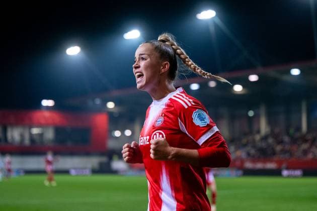 Giulia Gwinn FC Bayern Muenchen, 07 is annoyed about a missed goal chance and motivates her team, GER, FC Bayern Muenchen vs Juventus Turin, Football Uefa Womens Champions League, League phase, Matchday 2, 2025 2026 season, 16 10 2025 GER, FC Bayern Muenchen vs Juventus Turin, Football Uefa Womens Champions League, League phase, Matchday 2, 2025 2026 season, 16 10 2025 Muenchen Copyright: xEibner-Pressefoto Memmlerx EP_MMR