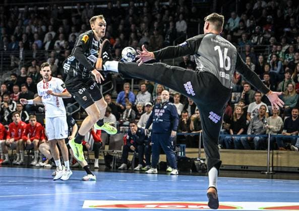 16 09 2025, xlakx, Handball, EHF Champions League, Fuechse Berlin Kolstad Handball v l Mathias Gidsel Fuechse Berlin , Nicolai Neupart Kolstad Handball wirft Tor, Torschuetze, erzielt Tor, Treffer, scores the goal Berlin Daniel Lakomski